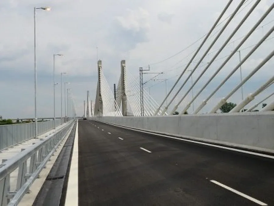 ГЕРБ дори разхождат с пони