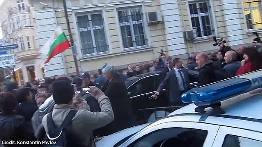 Чужденци протестират с нашите тирове