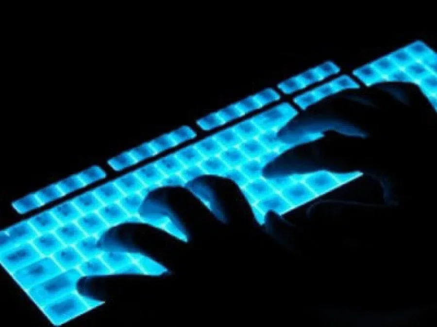 Филмов режисьор се обърна по таван