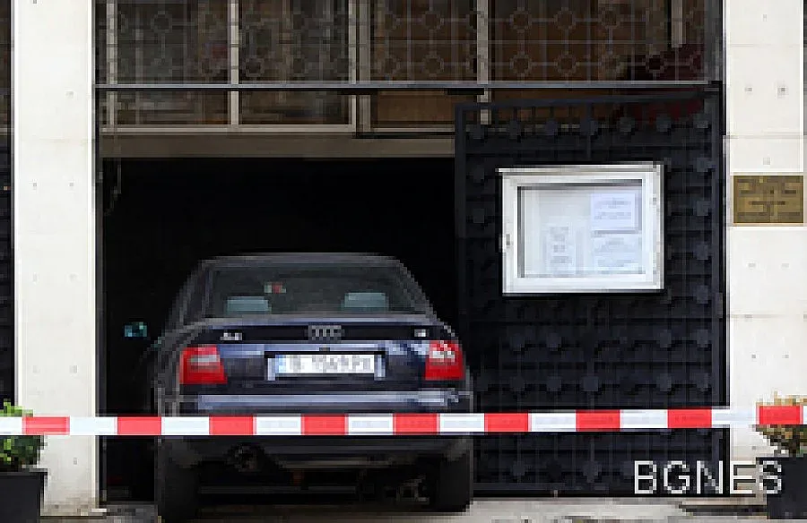 Анархисти изпепелиха четири полицейски коли в  Атина