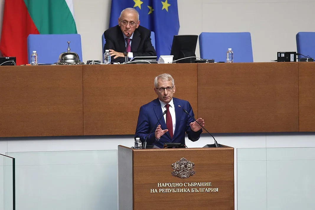 Христо Иванов напусна, Денков сипе жлъч