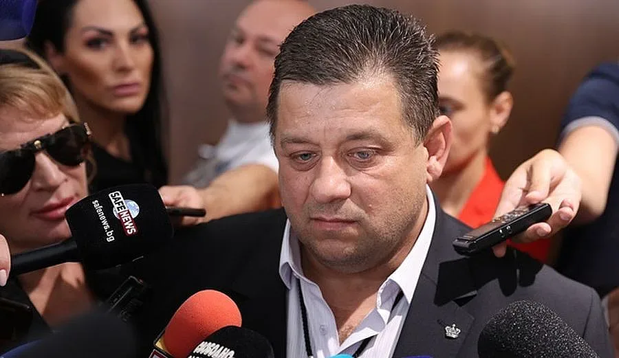 Екшън на старта на парламента! Изведоха Николай Марков от залата