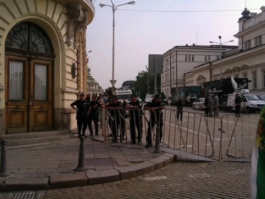 900 деца затрупани след земетръса в Китай