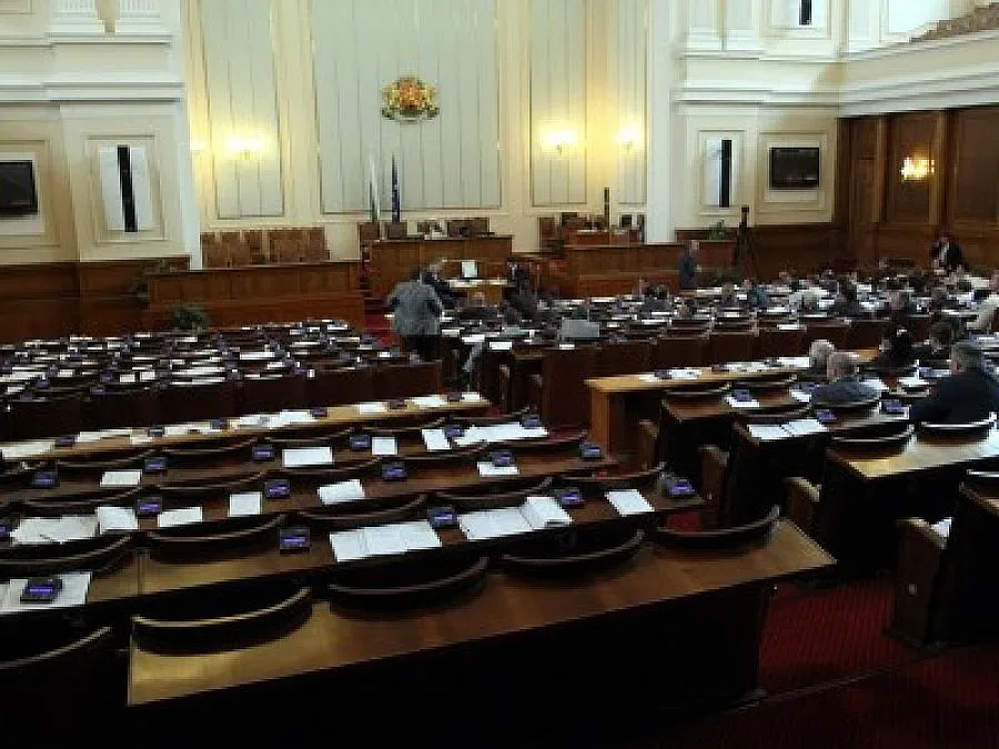 Милен Велчев вдига на крак Еврокомисията заради забравено зарядно