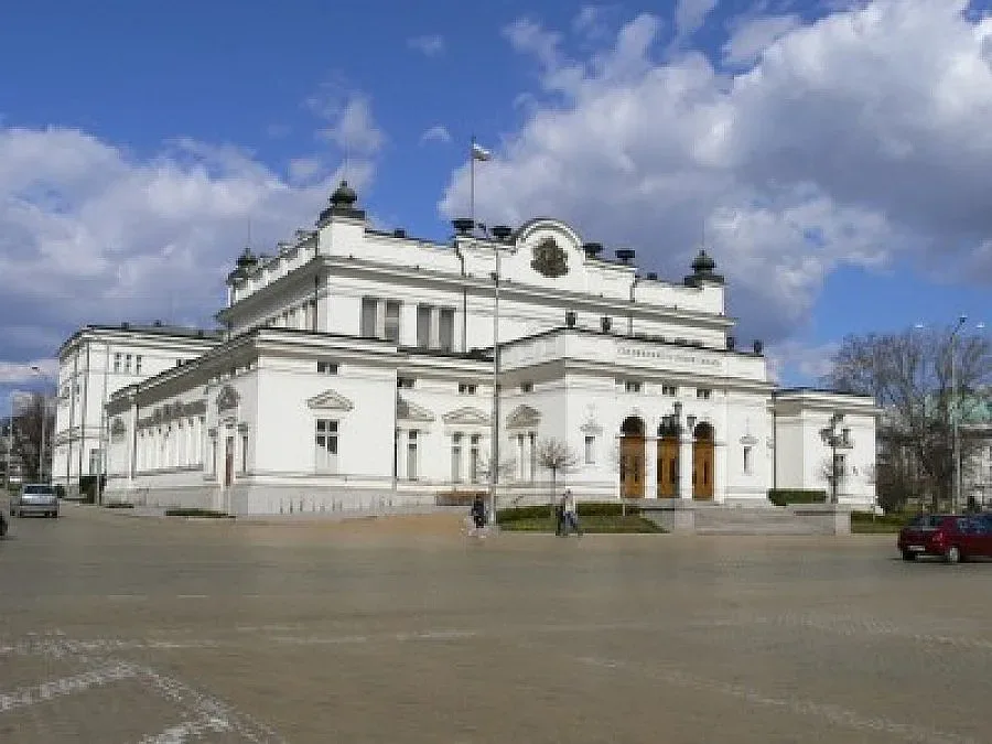 Бивш затворник накълца ръцете на таксиджия