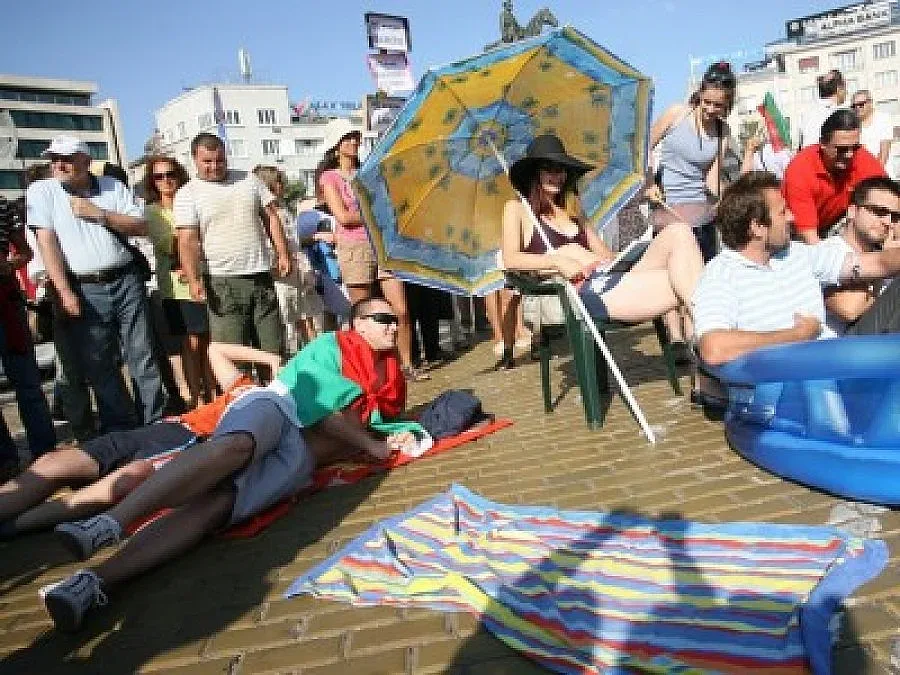 Асфалтират центъра на морската столица нощем