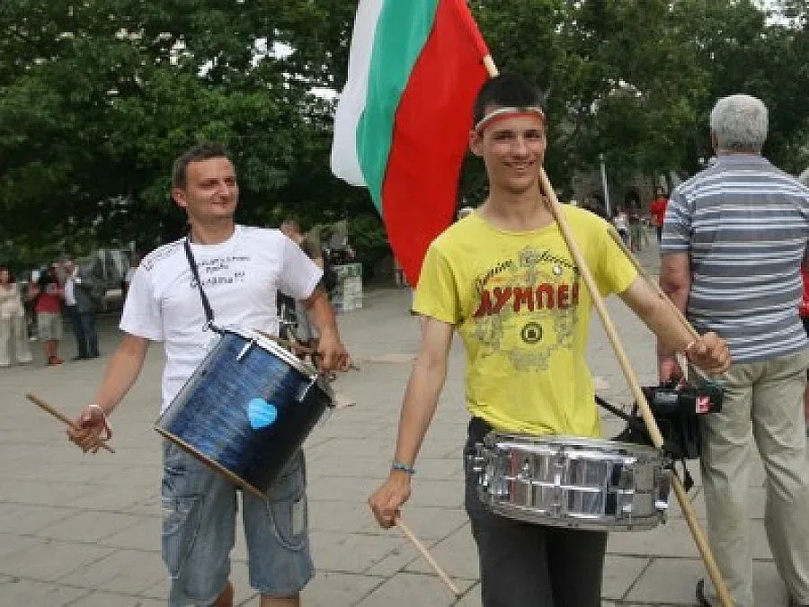 Чиновниците на работа, докато не обслужат всички граждани