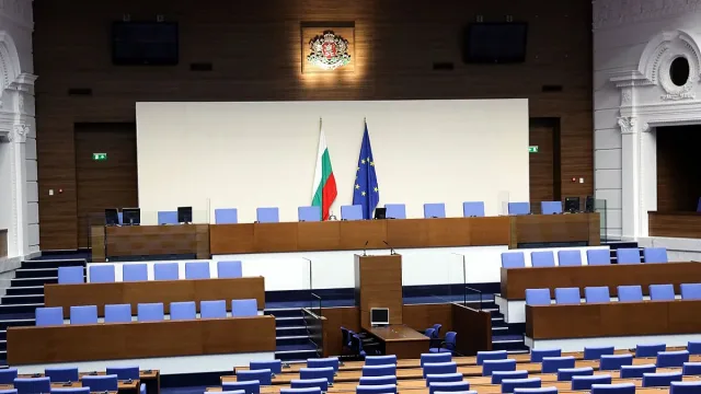 Парламентът опустя. Няма никой в залата