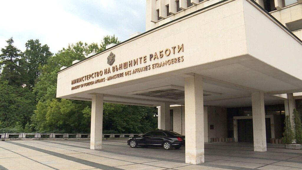 Външно с любопитна шега за вота. България е първа и последна