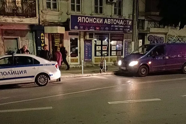 Нощна драма с тротинетка и бус в София. Летят патрулки 