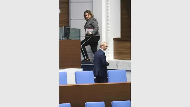 Анцугът на Киселова взриви мрежата. Всички коментират