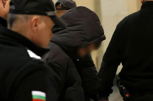 Неочаквана случка на делото срещу 15-годишното момче, което намушка връстник в мола
