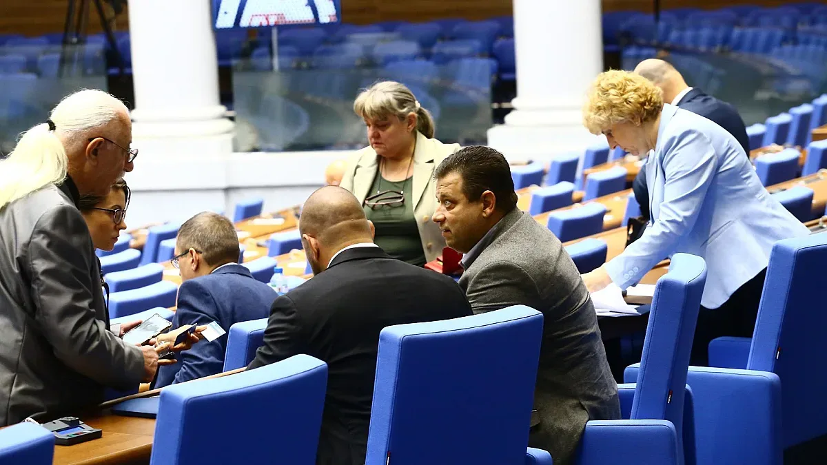 Избягали депутати направиха нова партия