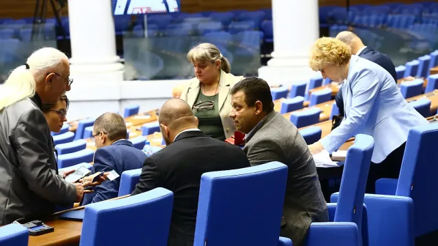 Избягали депутати направиха нова партия