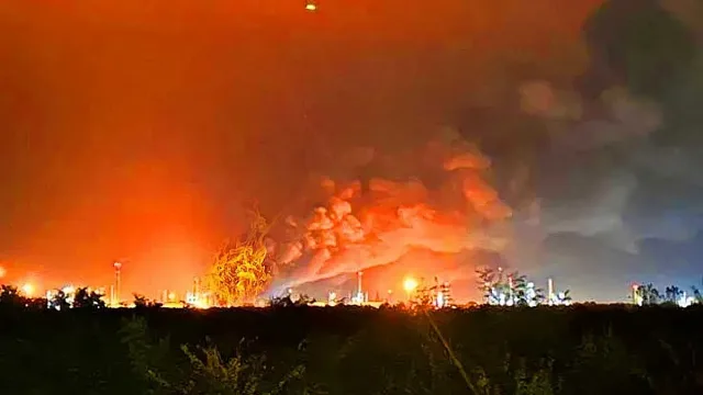 Петролни пожари с руски привкус и дипломатически войни в Европа