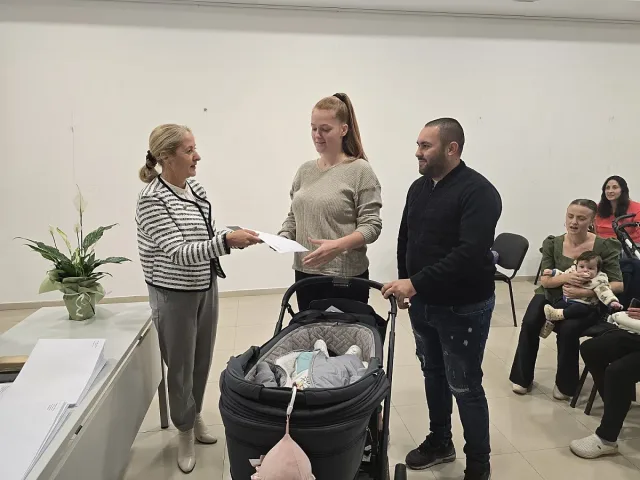 33 новородени получиха ваучери от Община Казанлък