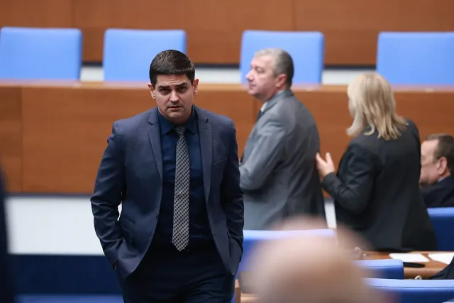 Скандал и обиди в парламента! Радостин Василев скочи на Цончо Ганев