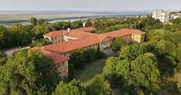 Мъка. Чакат купувач на уникална сграда на соца