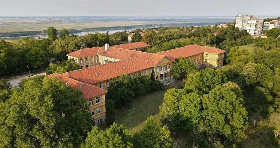 Мъка. Чакат купувач на уникална сграда на соца