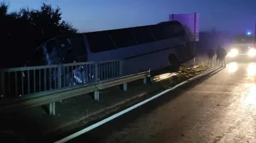 14 души в автобус на косъм! Висят над дере