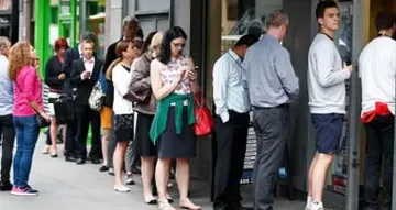 Балъците правят опашки пред чейндж бюрата!