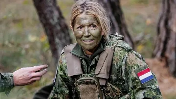 Кралица засрами генералите. На първа бойна линия