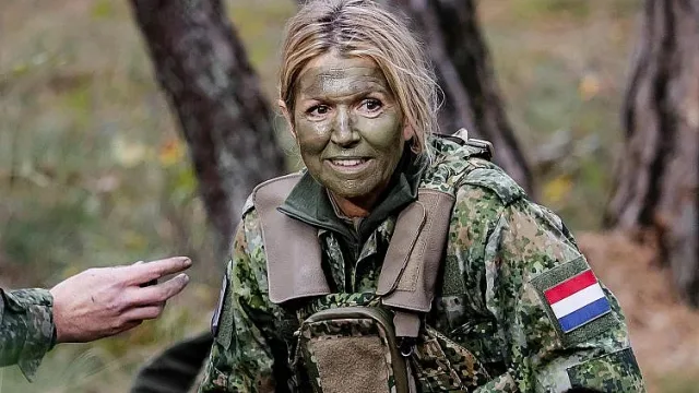 Кралица засрами генералите. На първа бойна линия