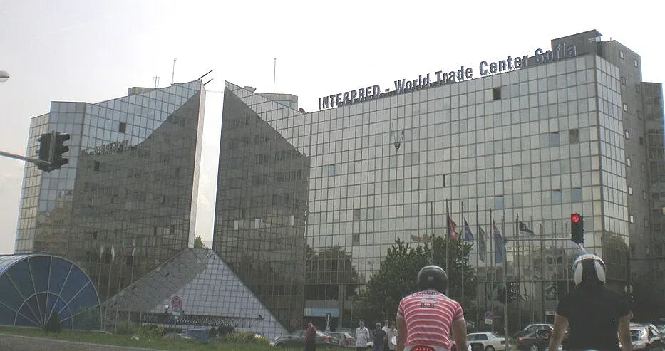 Ето кой взима знакова сграда на прехода