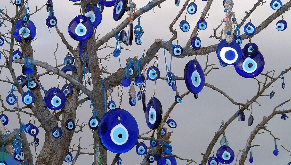 Нашенци бъркат вяра и суеверие. Лутат се между кармата и конспирацията