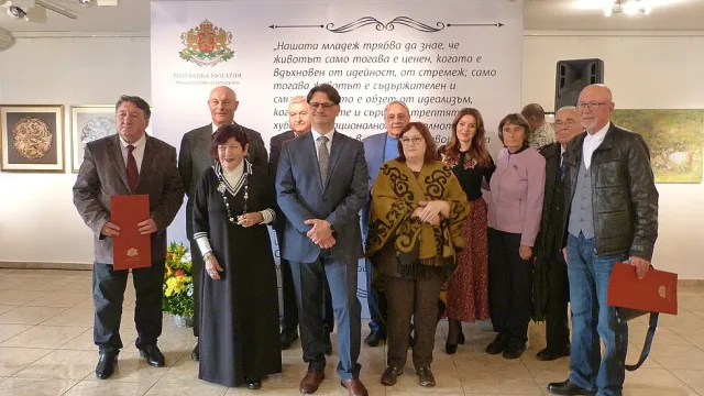 Министър Бачев връчи наградите "Златен век"