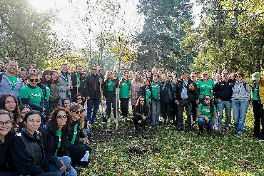 Доброволци от Кока-Кола ХБК отбелязаха 60-годишнината на Кока-Кола в България със засаждане на дървета в центъра на София