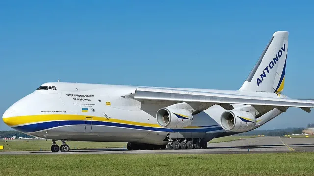 Легендарен самолет каца на летището в София