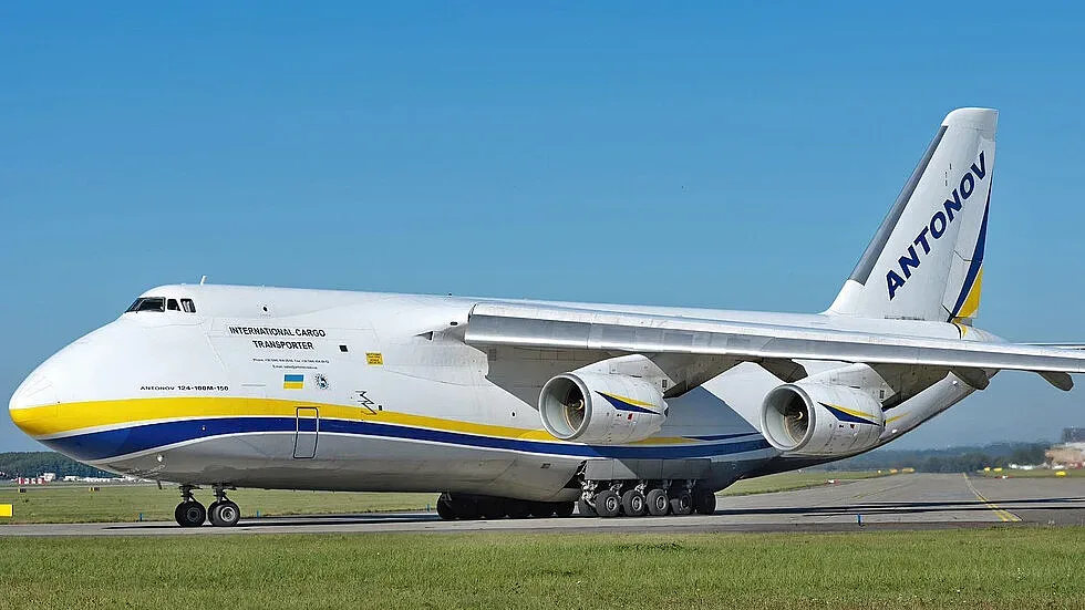 Легендарен самолет каца на летището в София