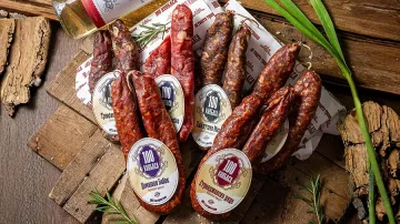 От стари рецептурници до смели експерименти: Продуктите на „100 колбаса“ с изцяло българско месо