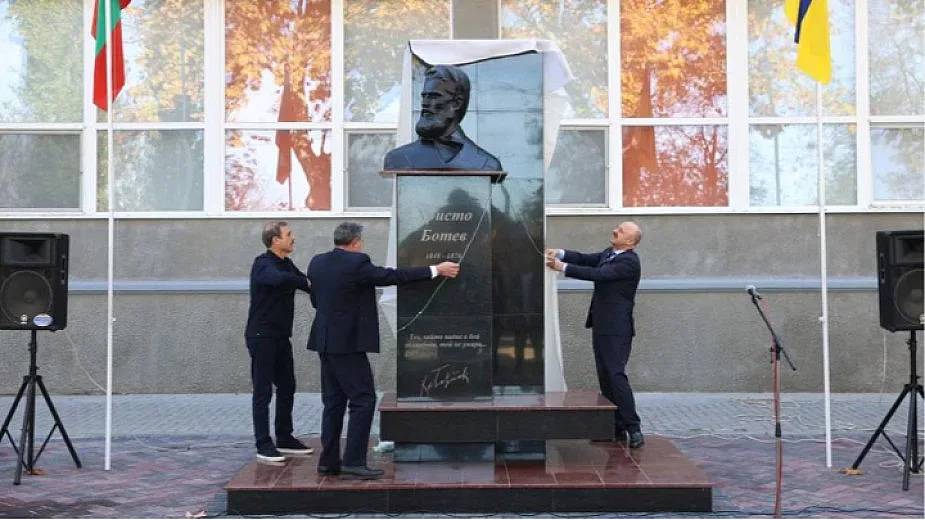 Обновеният паметник на Христо Ботев в Измаил бе открит под звука на сирени за въздушна тревога и народни песни