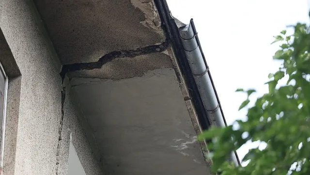 Страх в „Слатина“. Сградите се напукват, докато метрото пълзи под тях