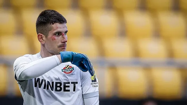 Вратарят на Ботев Пд скочи на журналист! Тежко обвинение