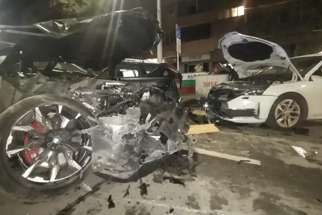 Мелето на "Витошка"! Вижте как пиян помита 6 коли като клечки /ВИДЕО/