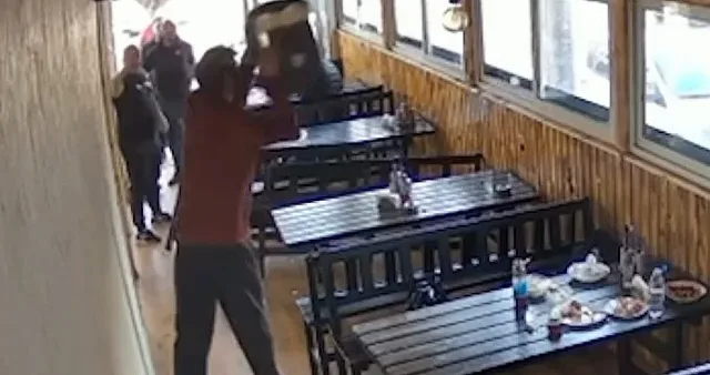 Психично болен побесня в столичен ресторант. Хората взеха изумителни мерки 