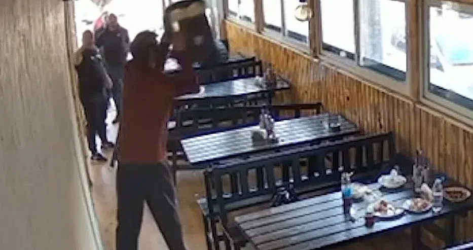 Психично болен побесня в столичен ресторант. Хората взеха изумителни мерки 