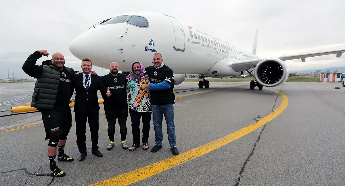 Сила срещу 40 тона! Български атлети издърпаха самолет на България Еър