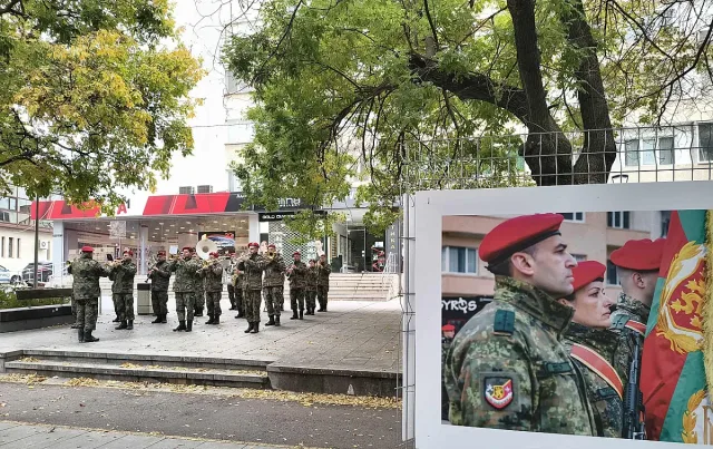 Фотоизложбата „В служба на народ и Родина“ представя всекидневието на българския войник