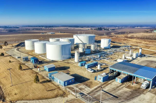 Петролът тръгна нагоре след седмици на спад