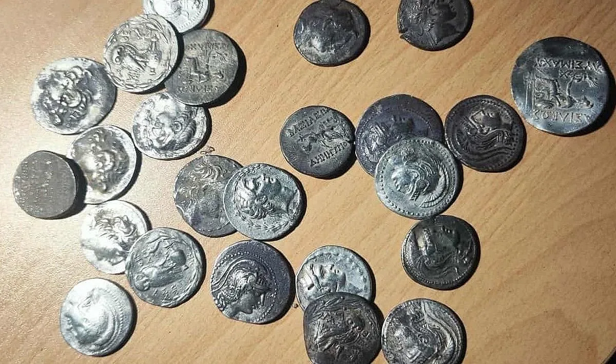 71 старинни монети открити в чорап на турски шофьор на митницата