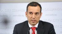 Не прожекторите и камерите му, само легналите полицаи ще ги укротят