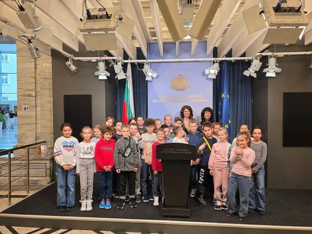 Ученици от ОУ “Кулата“ - Казанлък посетиха Народното събрание