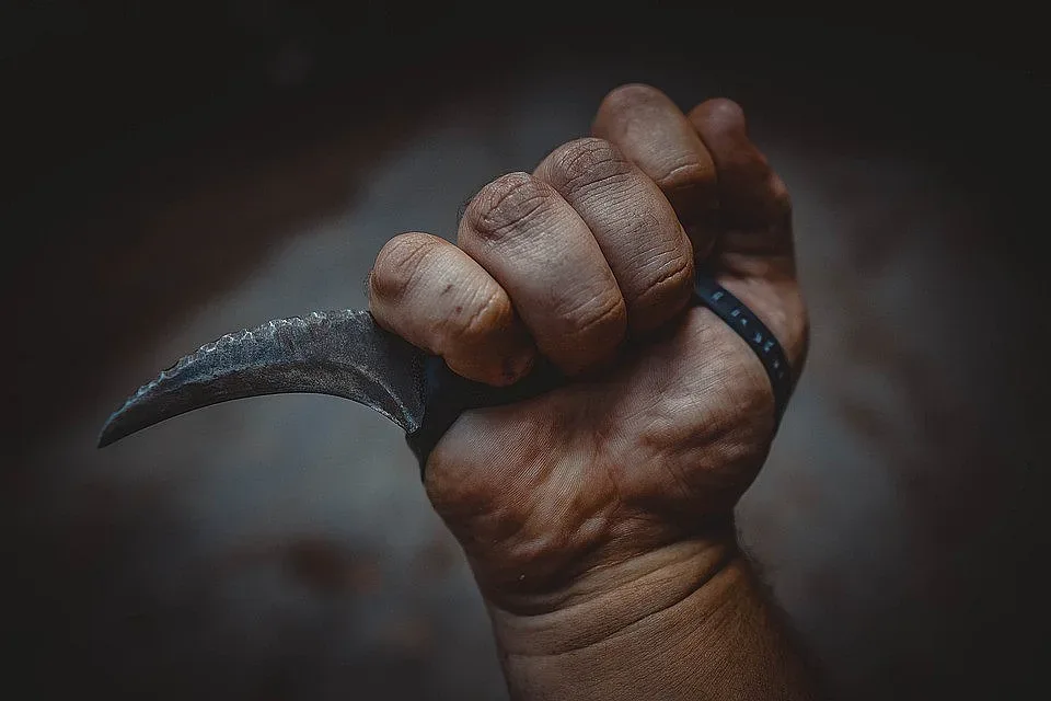 Смразяващо! Психясал мъж налетя с нож на дете в София