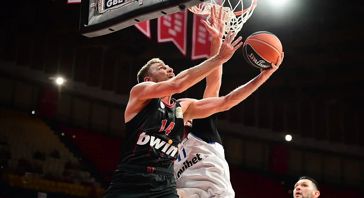 Везенков блести при победата на Олимпиакос над Партизан