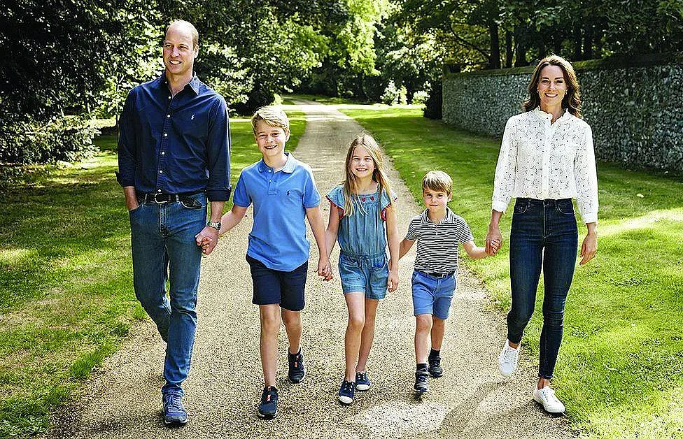 Суматоха в Бъкингам! Принц Уилям разплака краля (СНИМКА)