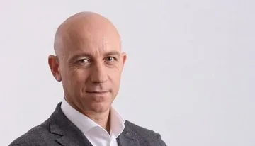 Бизнесменът с ламборгинито в офиса напуска България